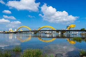 Dragão ponte, a ponto de referência do da nang cruzando han rio dentro Vietnã foto