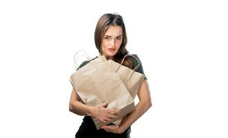 uma mulher segurando uma Castanho papel saco foto