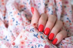 lindo fêmea mãos com vermelho manicure. verão manicure. cópia de espaço. foto