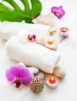 ingredientes naturais de spa com flores de orquídea foto