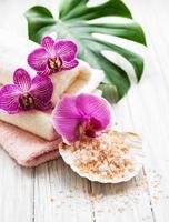 ingredientes naturais de spa com flores de orquídea foto