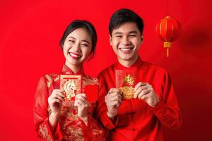 ai gerado ásia chinês casal amante segurando Angpao, vermelho pacote monetário presente e ouro lingote abençoar sorridente tradicional vermelho casual traje, cheongsam qipao vestir vermelho fundo. chinês Novo ano foto