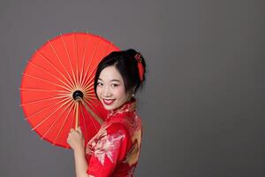 ai gerado retrato fotografia. ásia chinês mulher sorridente dentro tradicional cheongsam qipao vestir em branco ou cinzento fundo. chinês Novo ano festival conceito. foto