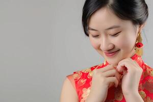 ai gerado retrato fotografia. ásia chinês mulher sorridente dentro tradicional cheongsam qipao vestir em branco ou cinzento fundo. chinês Novo ano festival conceito. foto