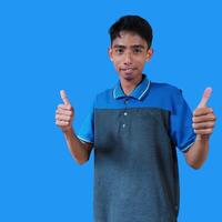 feliz sorridente face do jovem ásia homem dentro azul camiseta em branco fundo foto