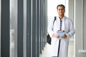 retrato do uma jovem médico aluna estudando foto