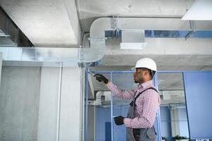 ventilação sistema instalação e reparar serviço. hvac técnico às trabalhar. bandeira cópia de espaço foto