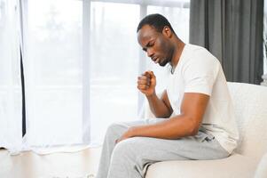 doente africano homem com dolorido garganta, retrato do eu vou Preto homem sofrimento a partir de dolorido garganta vencimento para frio, gripe, alergia foto