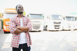 caminhão motorista homem africano americano muscular sorridente, dentro muito tempo o negócio transporte e Entrega foto