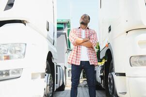 caminhão motorista homem africano americano muscular sorridente, dentro muito tempo o negócio transporte e Entrega foto