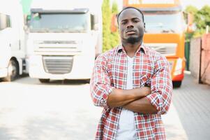 retrato africano masculino feliz sorridente confiante positivo perto caminhão. jovem homem xadrez camisa proprietário caminhão motorista dentro o negócio grandes transporte polegares acima satisfeito serviço comercial dirigindo licença Treinamento foto