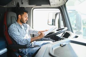 logística, Entrega carro e homem com prancheta papelada ou lista de controle para estoque, produtos distribuição ou Remessa info. fornecem cadeia indústria, correio serviço e feliz furgão ou caminhão motorista trabalhando foto