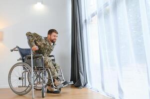 soldado tentando para pegue acima a partir de a cadeira de rodas. foto