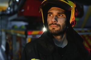 bombeiro descansos depois de brigando uma casa fogo foto