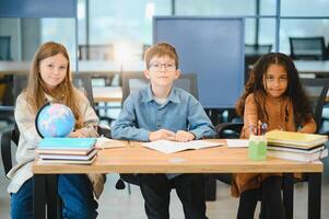 alegre elementar escola alunos. costas para escola foto