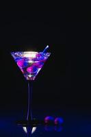 beber martini. martini com azeitonas em uma Preto mesa. livre espaço para texto. foto