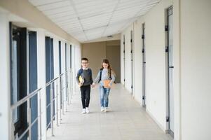 fofa alunos corrida baixa a corredor às a elementar escola foto