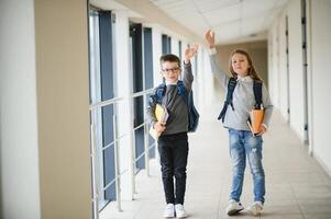 feliz escola crianças dentro corredor às escola foto