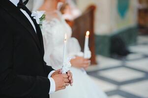 sacerdote durante uma Casamento cerimônia - nupcial massa. foto