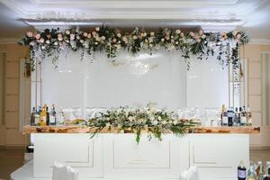 Maravilhoso Casamento cerimônia. na moda Casamento arco fez de acordo com para moderno moda. Casamento decorações foto