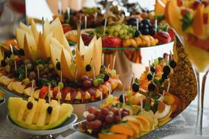 vários sobremesa com fresco fruta em bufê linha, doce. foto