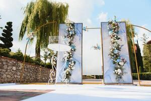 Maravilhoso Casamento cerimônia. na moda Casamento arco fez de acordo com para moderno moda. Casamento decorações foto