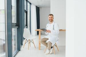 retrato do a bonito jovem médico foto