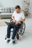 moderno jovem Desativado homem dentro cadeira de rodas tendo vídeo ligar foto