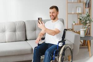 jovem bonito homem dentro cadeira de rodas foto