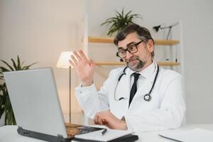 médico consultando paciente usando vídeo bate-papo dentro clínica, Visão a partir de rede Câmera. foto