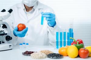 cientista verifica resíduos de alimentos químicos em laboratório. especialistas em controle inspecionam a qualidade de frutas, vegetais. laboratório, perigos, rohs, encontrar substâncias proibidas, contaminar, microscópio, microbiologista foto