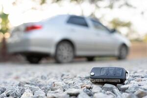 perdido carro chaves em a chão, carro chaves desistiu em a chão ou outono deitado em a rua casa frente. caminhando longe a partir de perdido carro chave, pode não transporte, expressar, pressa tempo, wast tempo, emergência foto