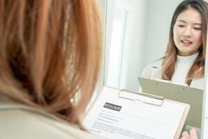 lindo mulher preparando antes trabalho entrevista, construção confiança, trabalho candidatos currículo para posição vagas, encontrar humano. humano recurso, cartas, competência, Novo diplomado, olhando para trabalhos foto