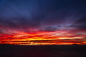 uma lindo pôr do sol com ilha dentro silhueta foto