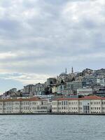 Visão do a europeu parte do Istambul através a bósforo foto