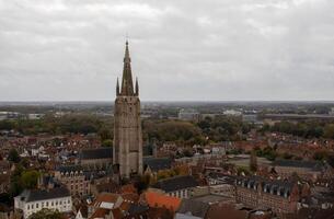 panorâmico aéreo Visão do Bruges com histórico Igreja do nosso senhora e pitoresco telhados foto