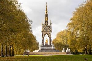 a majestoso Albert memorial cercado de a outono esplendor do Kensington jardins, Londres foto