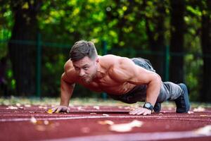 uma homem fazendo empurrar ups em uma rastrear foto