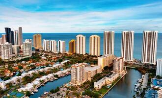 aéreo Visão do Miami, revigorante paisagem urbana iluminado de vibrante luzes. experiência a eletrizante aéreo Visão do Miami, EUA foto