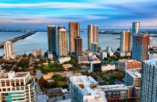 aéreo Visão do Miami, EUA - imponente paisagem urbana com Horizonte edifícios. capturar a tirar o fôlego panorâmico Visão do Miami, EUA a partir de acima, exibindo a imponente Horizonte e impressionante paisagem urbana. foto