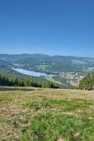 Visão do lago titisee fechar para titee-neustadt dentro Preto floresta, Baden Wurttemberg, Alemanha foto