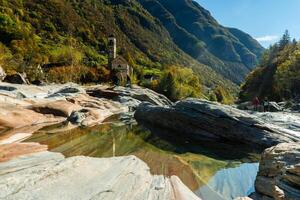 uma Visão do a rio e pedras dentro a montanhas foto