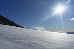 uma pessoa é esquiar baixa uma Nevado declive foto