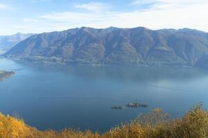 lago e montanhas foto