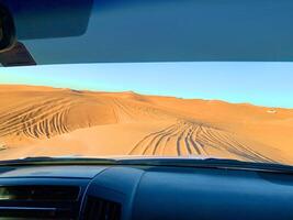 uma Visão a partir de dentro uma carro do areia dunas foto