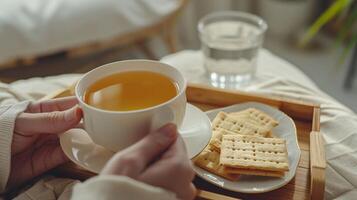 ai gerado acolhedor manhã chá com biscoitos em de madeira bandeja foto