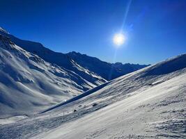 inverno panorama. montanha pico neve. janeiro fundo. alpino panorama. esporte. montanhas. Suíça. aventura. extremo. foto