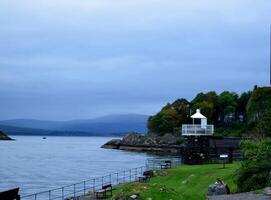 linda dunollie farol em oban baía dentro Escócia foto