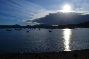 Sol brilhando em a lago dentro frente do ben nevis foto