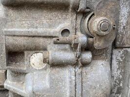 velho ferro máquina com oxidado cadeia foto